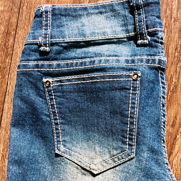 Cute fitted jeans with cuffs at bottom - Picture 4 of 12